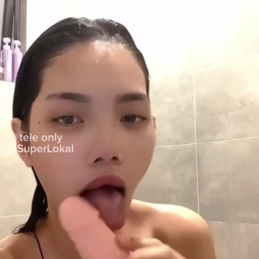 Dood – Salwa Dan Sepong Dildo Besar Di Wc