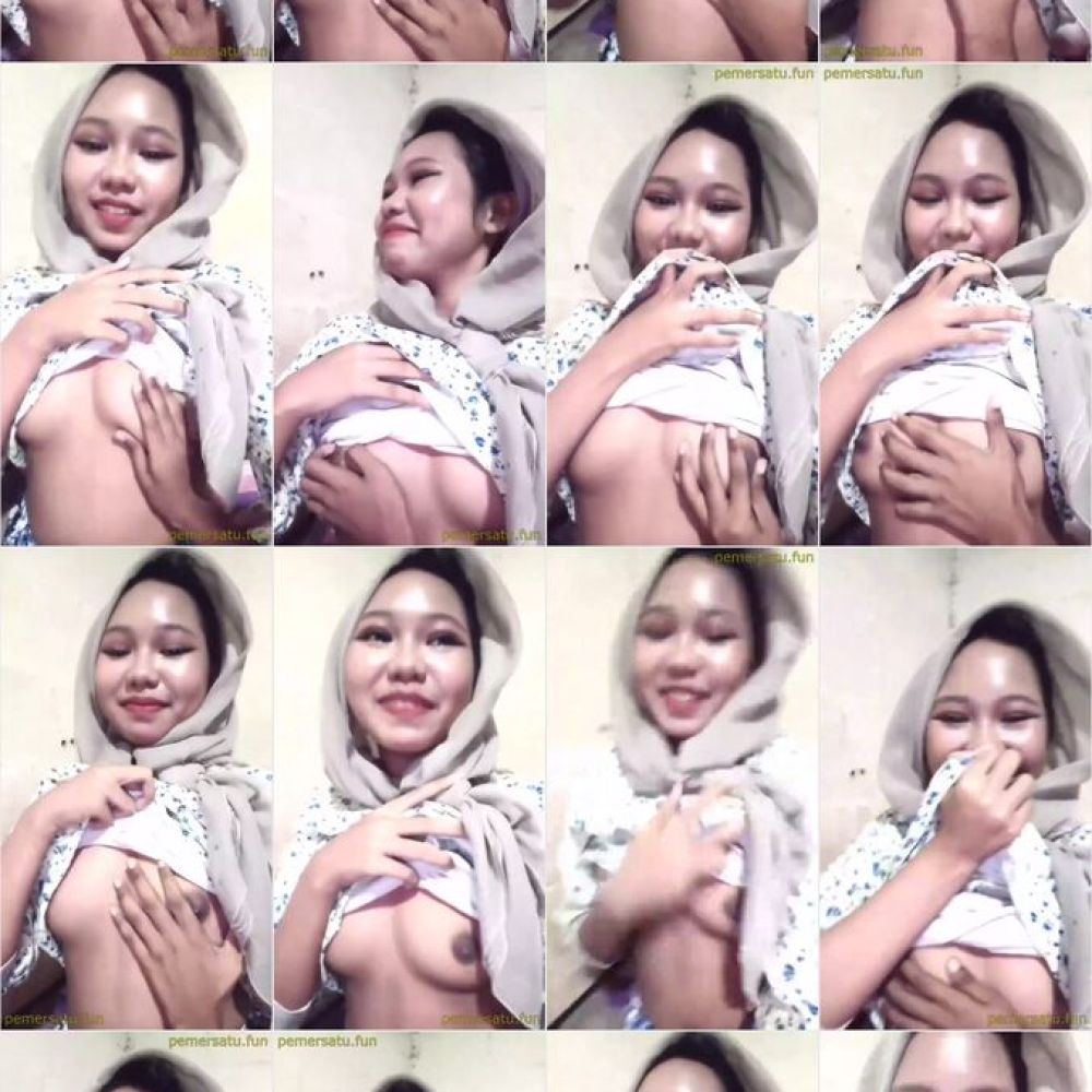 Hijab Senyum Senyum Dimainin Toketnya